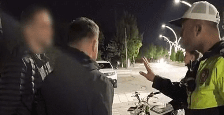Bolu'da, gece saatlerinde elektrikli bisikletiyle seyir halinde olan şahıs polis
