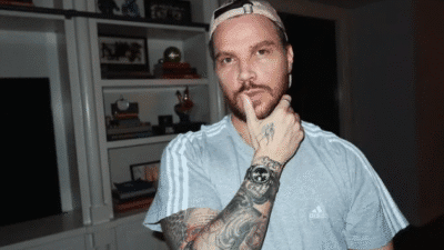 Yakışıklı şarkıcı Sinan Akçıl, Kuşadası'nda 8 milyon TL'lik evinin inşaatının