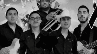 Meksika'nın Tamaulipas eyaletinde "Grupo Fugitivo" müzik grubunun 5 üyesi, 25