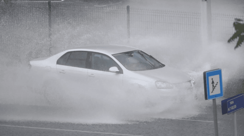 Meteoroloji Genel Müdürlüğü, bugün beklenen yerel gök gürültülü sağanak nedeniyle