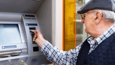 Milyonlarca emeklinin beklediği bayram ikramiyeleri ödemeleri bugün başladı.