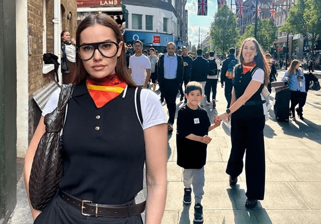 Ailesiyle Londra'ya giren ünlü oyuncu Fahriye Evcen sosyal medya paylaşımlarıyla