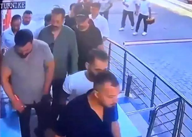 İstanbul Esenyurt'ta bir sitede, resmi seçimlere bir ay kala yapılan