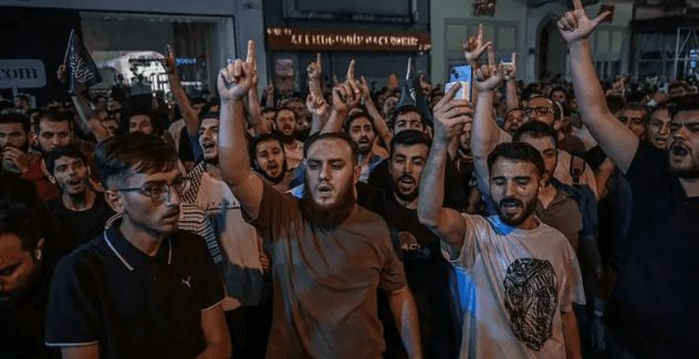 30 Haziran akşamı, İstanbul Beyoğlu'nda, Leman dergisini protesto eylemi düzenlendi.