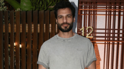 Almanya'da dünyaya gelen Serkan Çayoğlu, ailesinin evindeki odasına hiç dokunulmadığını