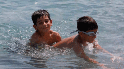 Antalya'da sıcak hava dalgasıyla sahil doldu. Hava 37, deniz suyu