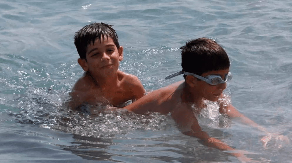 Antalya'da sıcak hava dalgasıyla sahil doldu. Hava 37, deniz suyu