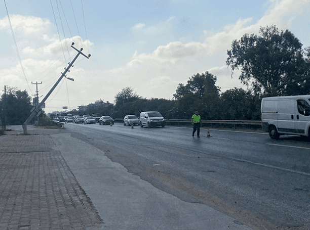 Antalya'nın Serik ilçesinde D400 karayolu üzerinde meydana gelen ilginç bir