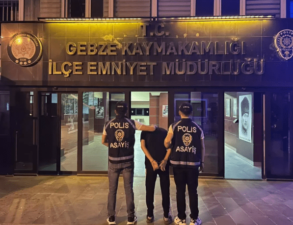 Gebze ilçesinde bir halk otobüsünde yanındaki kadına taciz ettiği iddia