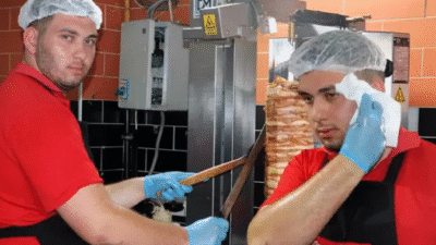 Antalya'da hava sıcaklığı 40 dereceyi bulurken, döner ustaları ocak ve