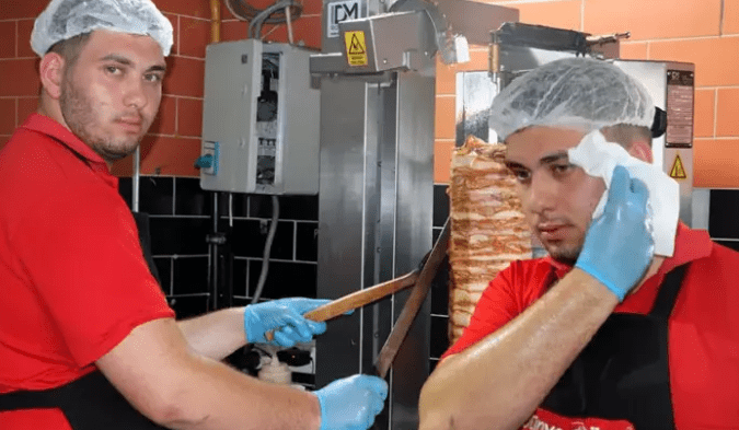 Antalya'da hava sıcaklığı 40 dereceyi bulurken, döner ustaları ocak ve