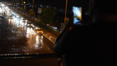 Ankara'nın çevre ilçelerinde akşam saatlerinde başlayan sağanak hayatı olumsuz etkiledi.