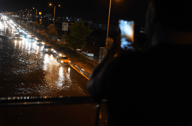 Ankara'nın çevre ilçelerinde akşam saatlerinde başlayan sağanak hayatı olumsuz etkiledi.