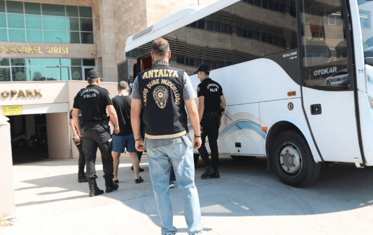 Antalya'da çeşitli suçlardan aranan 80 kişi yakalandı