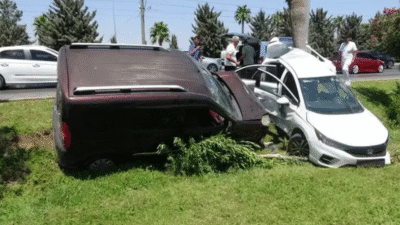 Antalya'da hafif ticari araç, önce 3 otomobile ardından göreve gitmekte