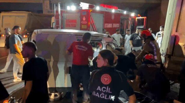 İstanbul Bayrampaşa'da alkollü sürücünün kullandığı hafif ticari araç, park halindeki