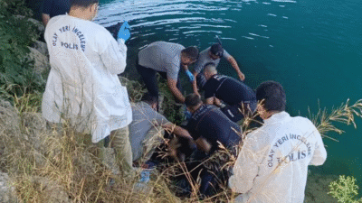Manavgat'ta balık tutmak için ırmağa gelen bir vatandaş, suda hareketsiz