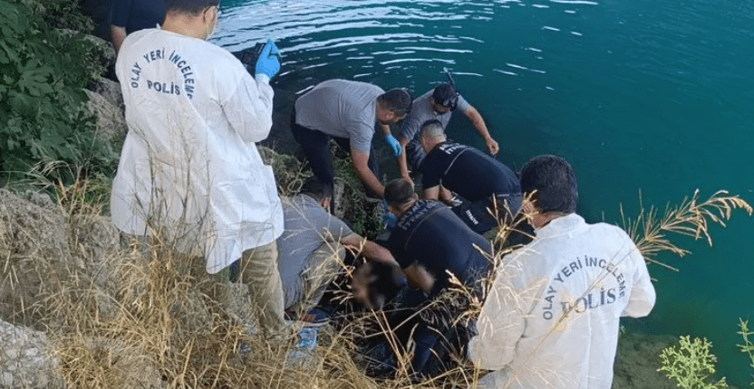 Manavgat'ta balık tutmak için ırmağa gelen bir vatandaş, suda hareketsiz