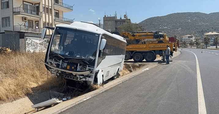 Antalya'nın Gazipaşa ilçesinde, şarampole düşen midibüsteki 27 kişiden 9'u yaralandı.