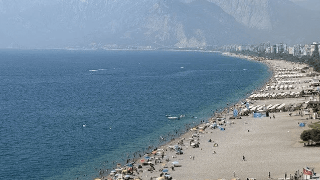 Antalya'da yüzde 76'ya ulaşan nemden ve yüksek sıcaklıktan bunalanlar sahilleri