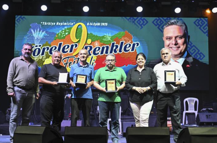 Antalya Muratpaşa Belediyesi’nin 9’uncusunu düzenlediği Yöreler Renkler Festivali’nin Ege–Marmara Gecesi’nde