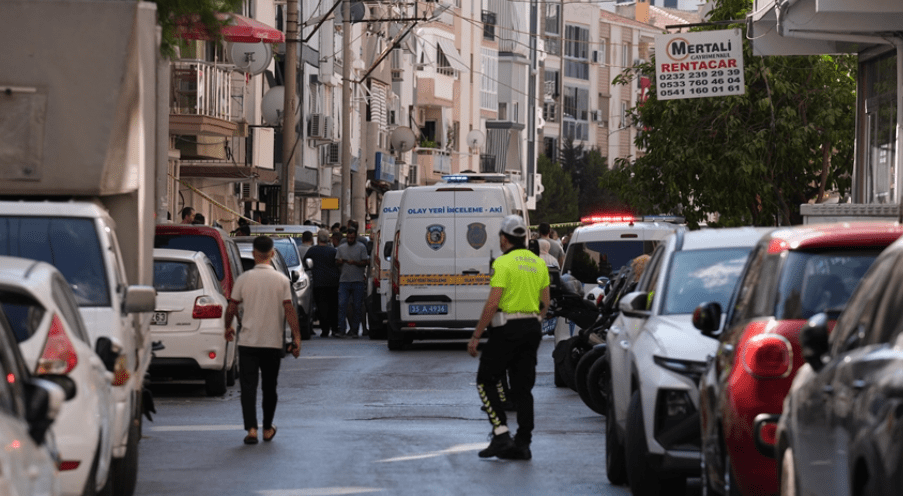 İzmir'in Balçova ilçesinde, polis merkezine yapılan silahlı saldırıda 2 polis