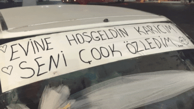 Adana'ya dönen eşini otogarda balonlar ve yazılar ile süslediği otomobiliyle