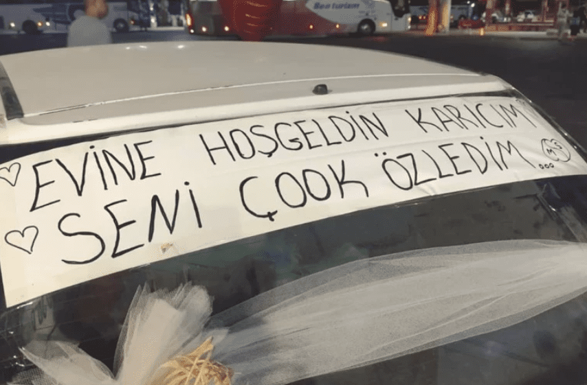 Adana'ya dönen eşini otogarda balonlar ve yazılar ile süslediği otomobiliyle