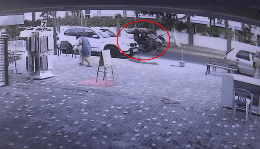 ANTALYA'nın Manavgat ilçesinde işlettikleri mağazanın önünde otururken motosikletli 2 kişinin