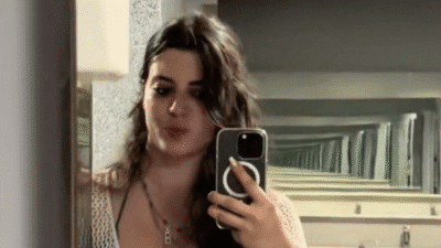 Derin Talu, tatilden dönerken uçağa bikiniyle bindi. Talu, havaalanından bikinili