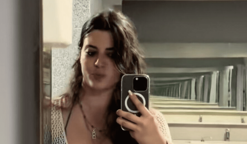 Derin Talu, tatilden dönerken uçağa bikiniyle bindi. Talu, havaalanından bikinili