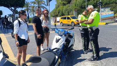 Motorlu bisikletle Manavgat turuna çıkan Avusturyalı turist, kavşakta dengesini kaybederek