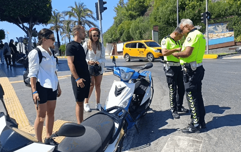 Motorlu bisikletle Manavgat turuna çıkan Avusturyalı turist, kavşakta dengesini kaybederek