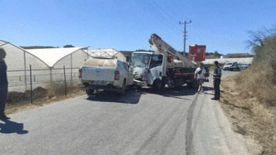 Antalya'nın Manavgat ilçesinde kamyon ile otomobilin kafa kafaya çarpışması sonucu