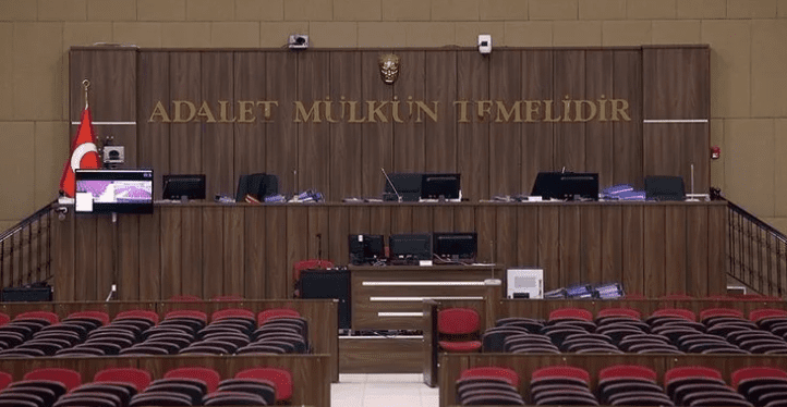 Antalya'nın Aksu ilçesinde alacaklısının babasını silahla öldüren sanığın yargılanmasına başlandı.