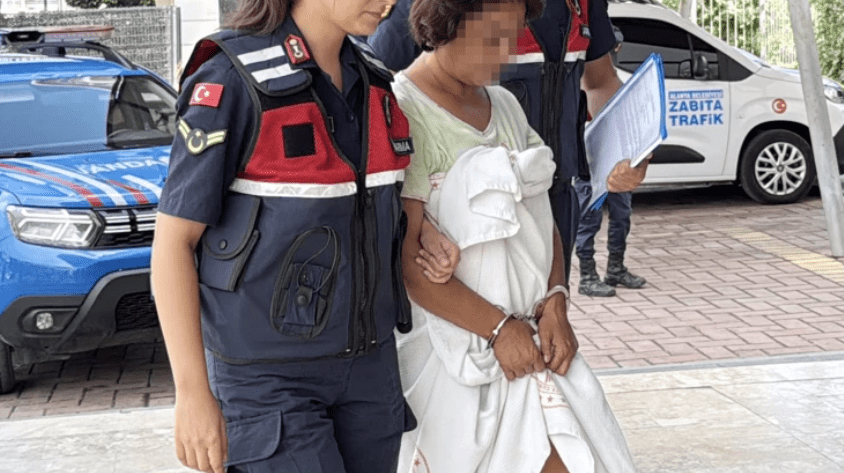 ANTALYA'nın Alanya ilçesinde iş yeri ve park halindeki minibüsü kundakladığı