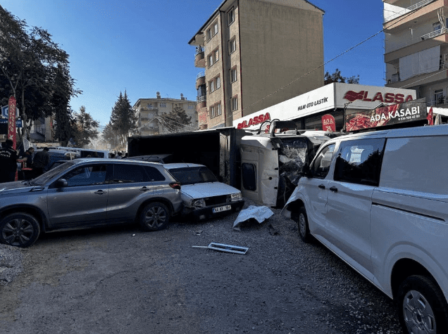 Malatya'nın Yeşilyurt ilçesinde freni arızalanan kamyon, kırmızı ışıkta ve yol