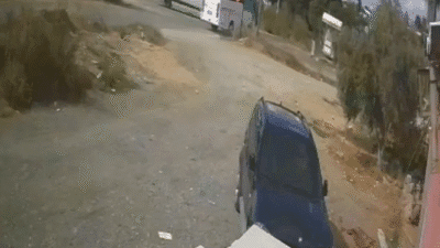 Antalya'nın Manavgat ilçesinde ilkokul öğrencilerini taşıyan okul servisiyle midibüsün çarpışması