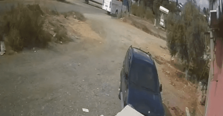 Antalya'nın Manavgat ilçesinde ilkokul öğrencilerini taşıyan okul servisiyle midibüsün çarpışması