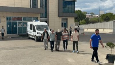 Antalya'nın Döşemealtı ilçesinde otomobil ile hafif ticari aracın çarpışması sonucu