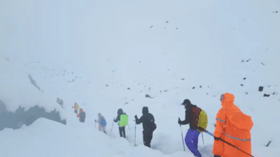 Tibet’in doğusundaki Everest bölgesinde etkili olan kar fırtınası nedeniyle yaklaşık