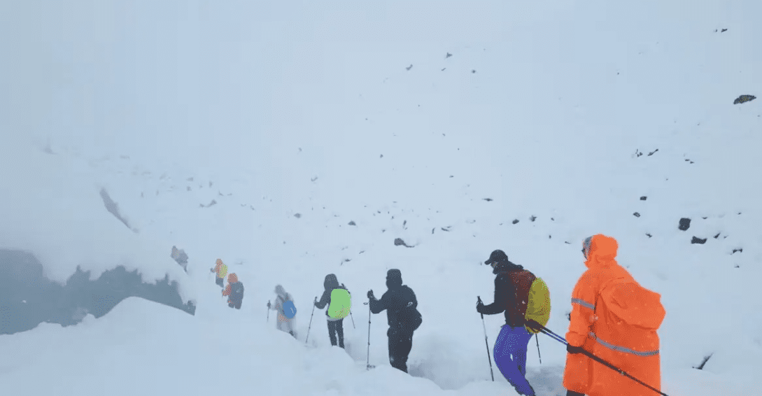 Tibet’in doğusundaki Everest bölgesinde etkili olan kar fırtınası nedeniyle yaklaşık