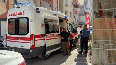 Antalya'nın Muratpaşa ilçesinde, komşular arasında çıkan bıçaklı kavgada bir kişi