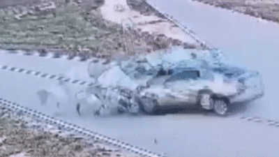 Afyonkarahisar'da, iki otomobilin çarpışması sonucu meydana gelen kazada 15 yaşında