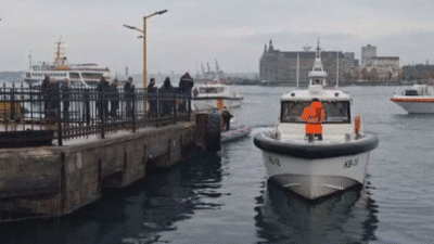 Kadıköy'deki Adalar İskelesi'nde engelli bir kişi denize düştü. Onu kurtarmak