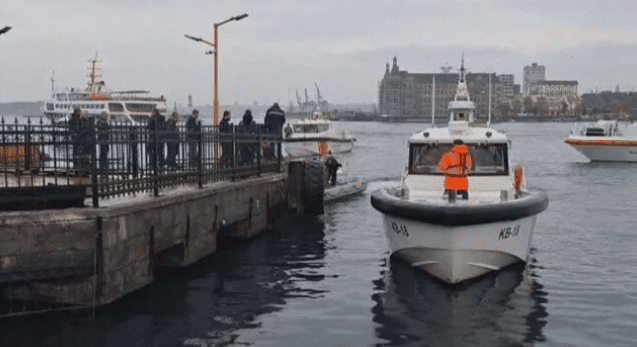 Kadıköy'deki Adalar İskelesi'nde engelli bir kişi denize düştü. Onu kurtarmak