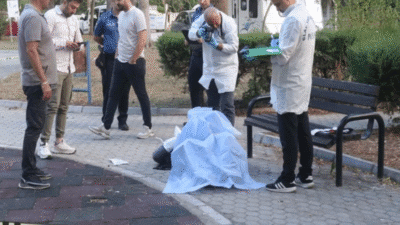 Antalya'da çocuk parkındaki bankta hareketsiz şekilde duran genci görenler sağlık