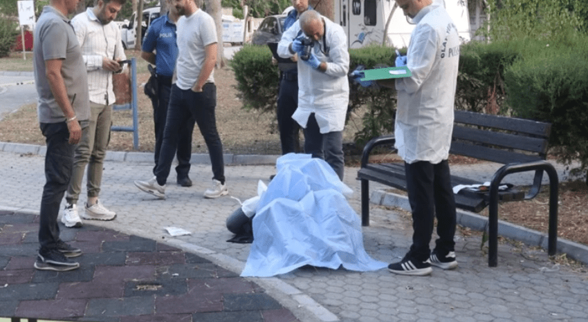 Antalya'da çocuk parkındaki bankta hareketsiz şekilde duran genci görenler sağlık