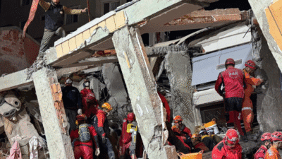 Kocaeli'nin Gebze ilçesinde çöken 7 katlı binanın enkazında kalan aileden