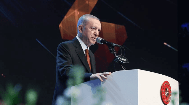 Cumhurbaşkanı Erdoğan: Özel sektörün yatırımlarını Suriye sahasına yönlendirmesini teşvik ediyoruz Cumhurbaşkanı ve AKP Genel Başkanı Tayyip Erdoğan, Suriye halkının yanında